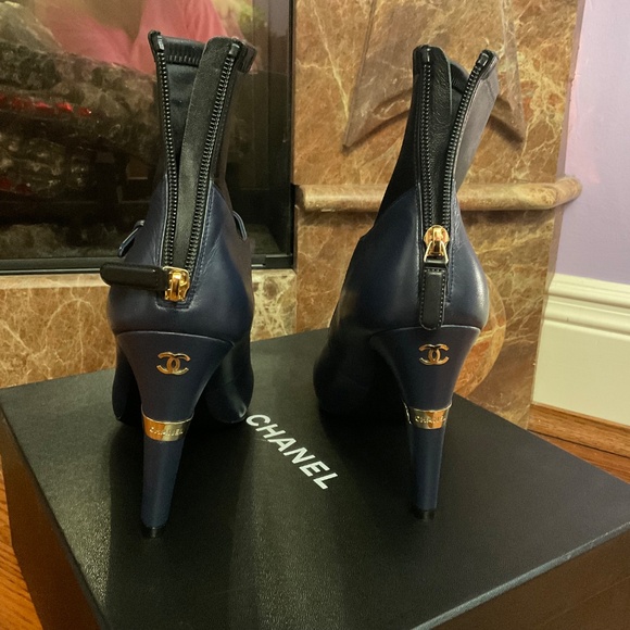 CHANEL NAVY & BLACK PEARL ACENT LAMBSKIN LEATHER HEELED ANKLE BOOTIES !! - Picture 9 of 11